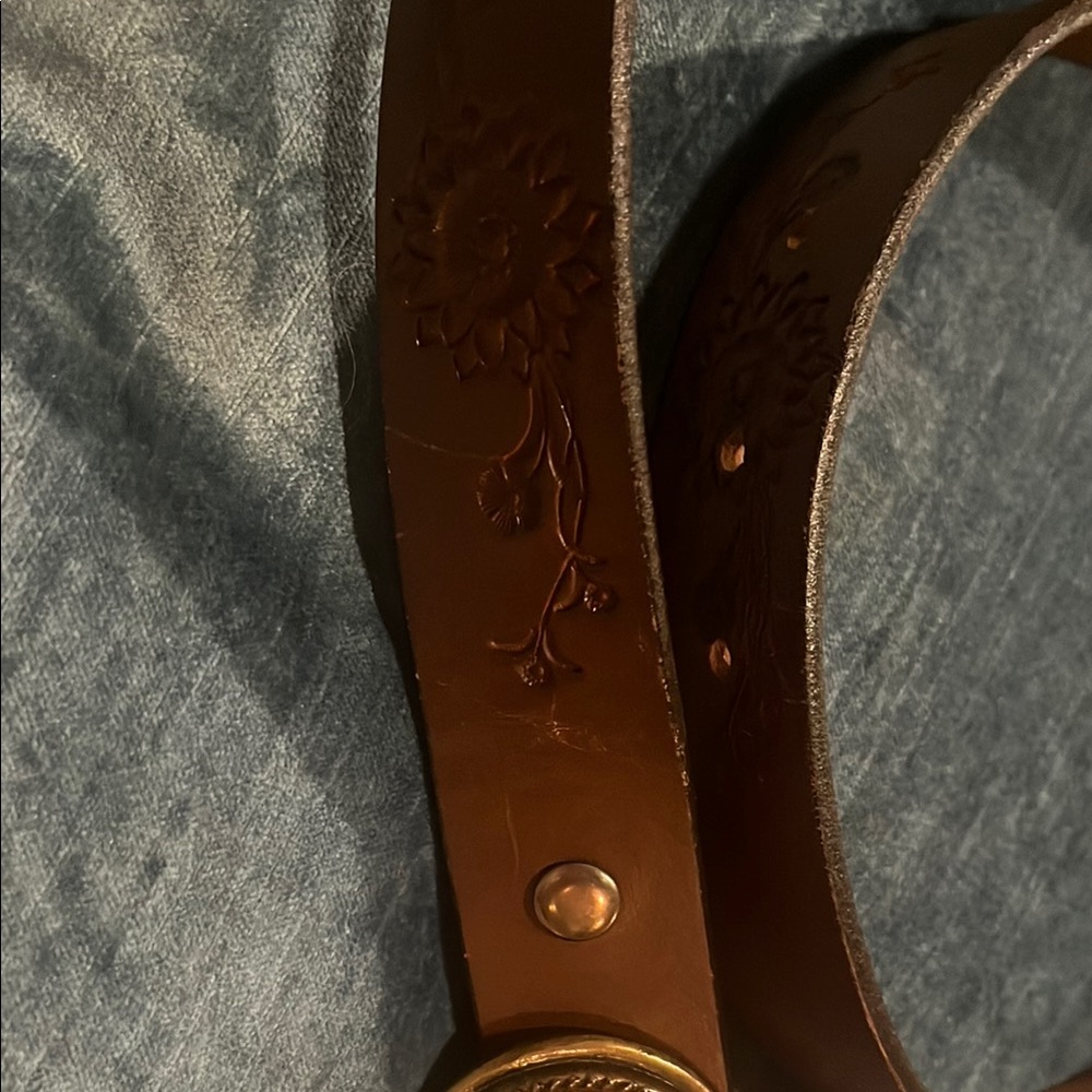 Filigree embossed brown Leather Belt with two interchangeable belt buckles - Picture 11 of 16